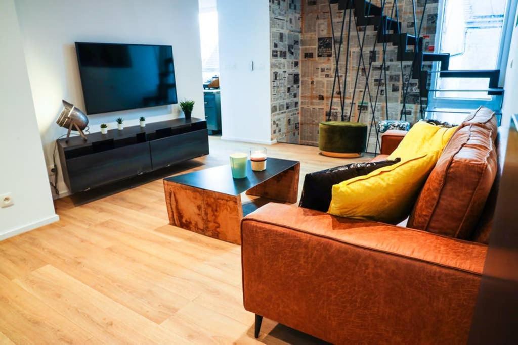Amazon Corten Marche-en-Famenne Esterno foto
