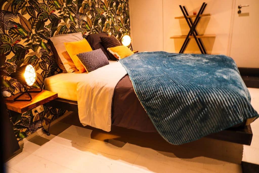 Amazon Corten Marche-en-Famenne Esterno foto
